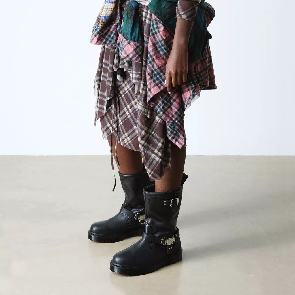 Dr. Martens Anistone HI Wanama -  Black